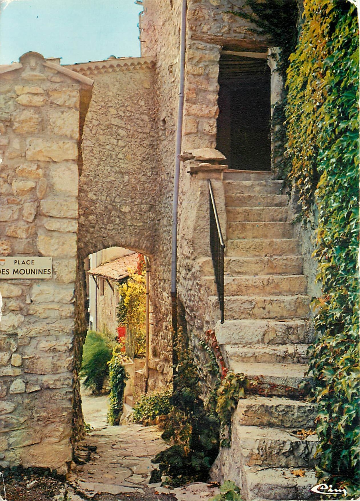 CPM Serres Htes Alpes Place des Mounines 