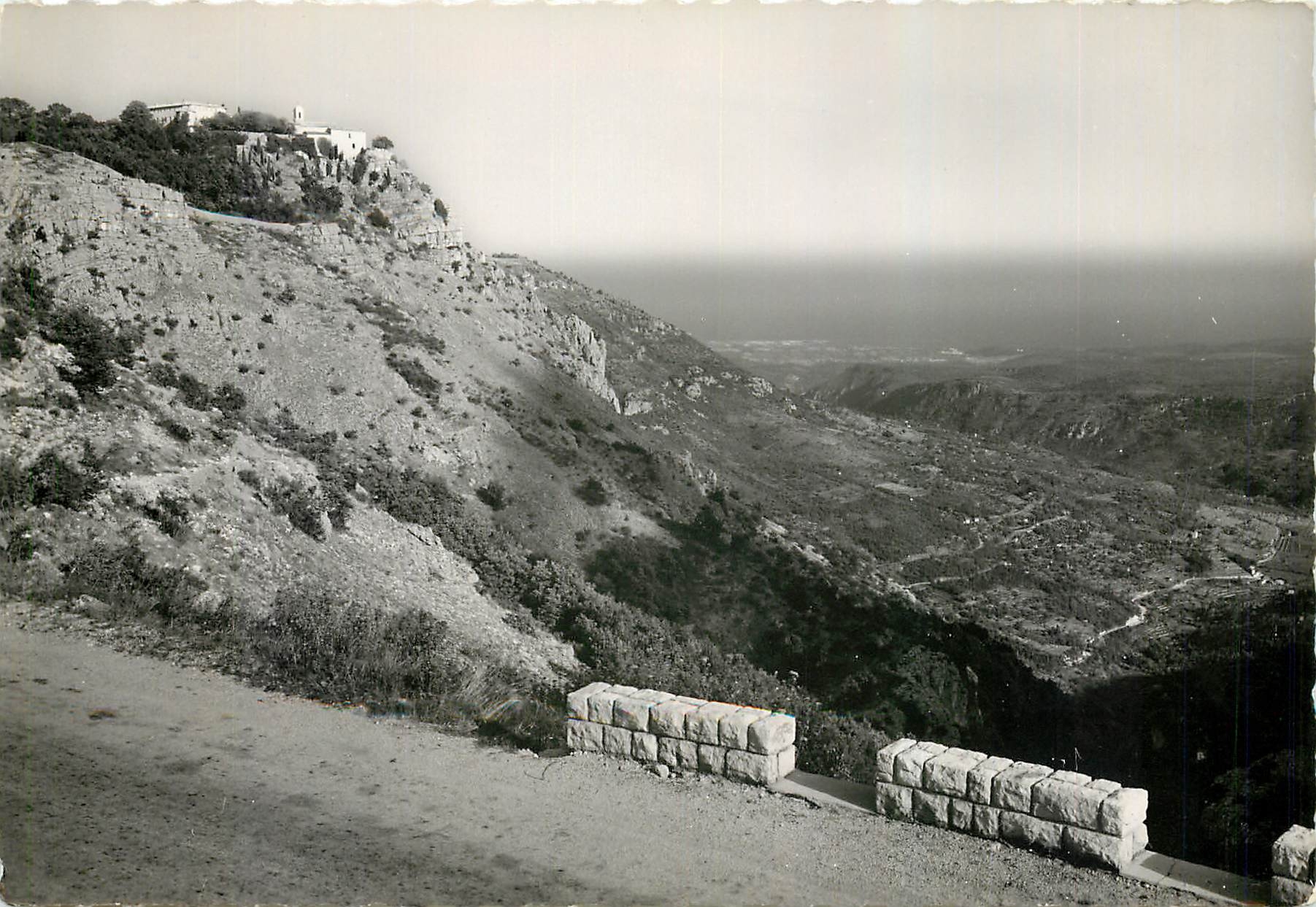 CPM Gourdon Le village sur son rocher Au fond la plaine d'Antibes