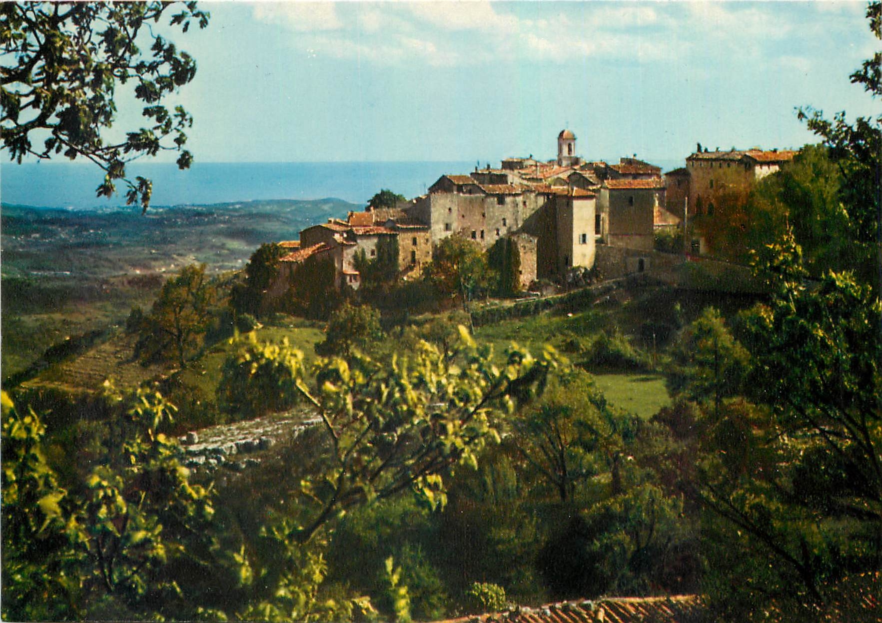 CPM Gourdon Le pittoresque Village perche au sommet de la montagne 