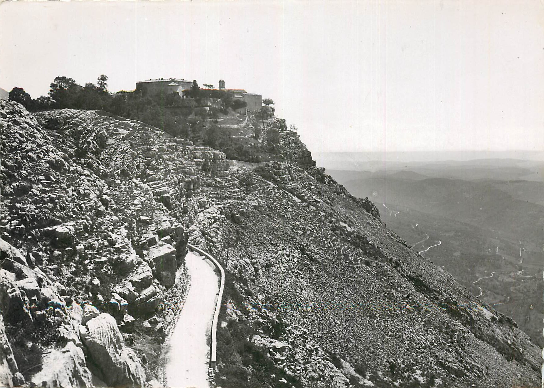 CPM Le Village de Gourdon Excursion des Gorges du Loup