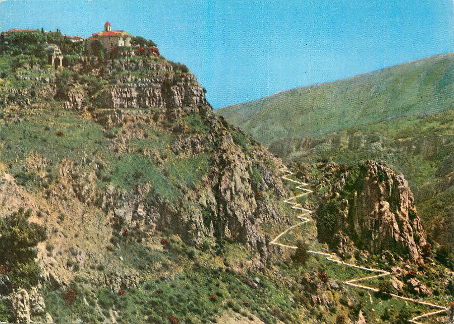CPM Gourdon AM Excursion des Gorges du Loup Vue du Village Chemin du Paradis
