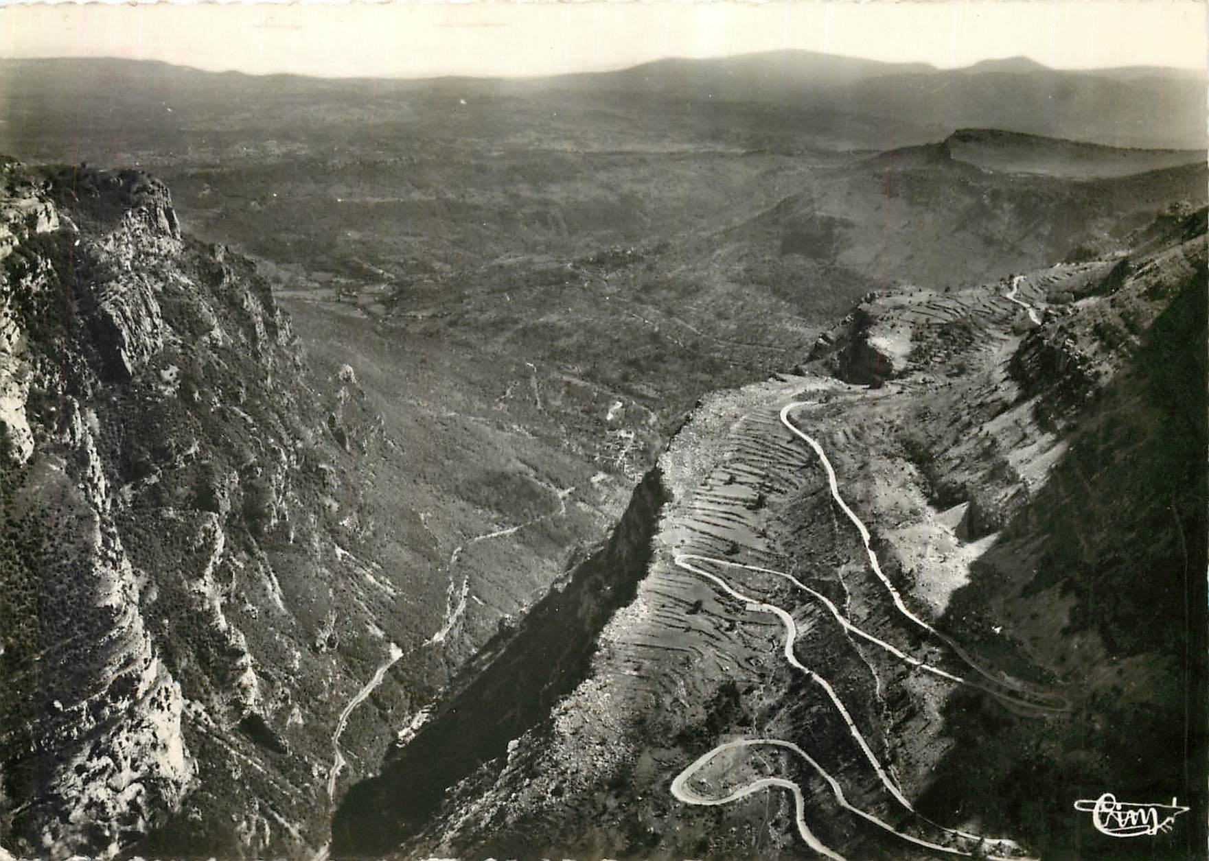 CPM Gourdon AM Curieux Village Sarrazin