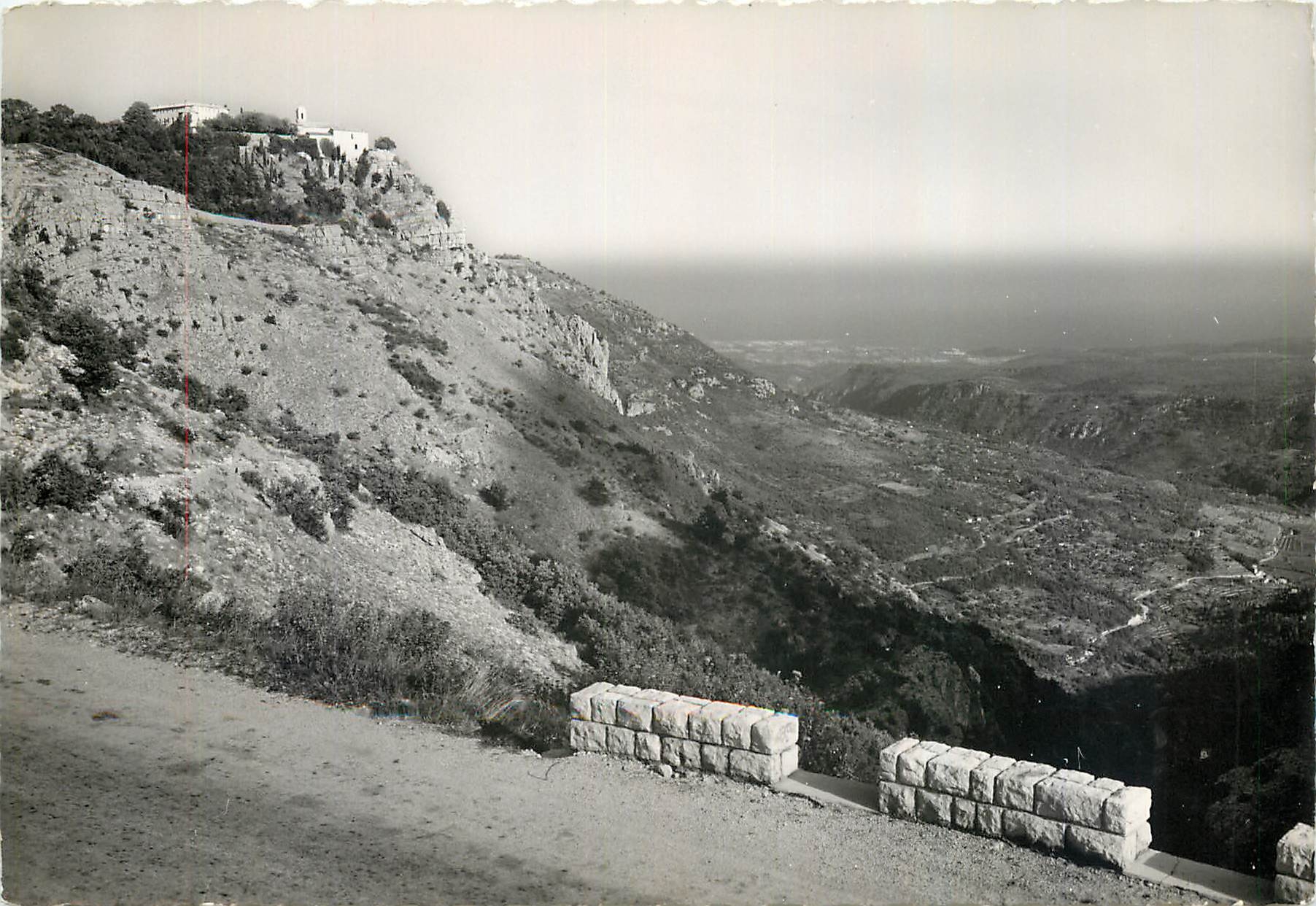 CPM Gourdon Le village sur son rocher Au fond la plaine d'Antibes