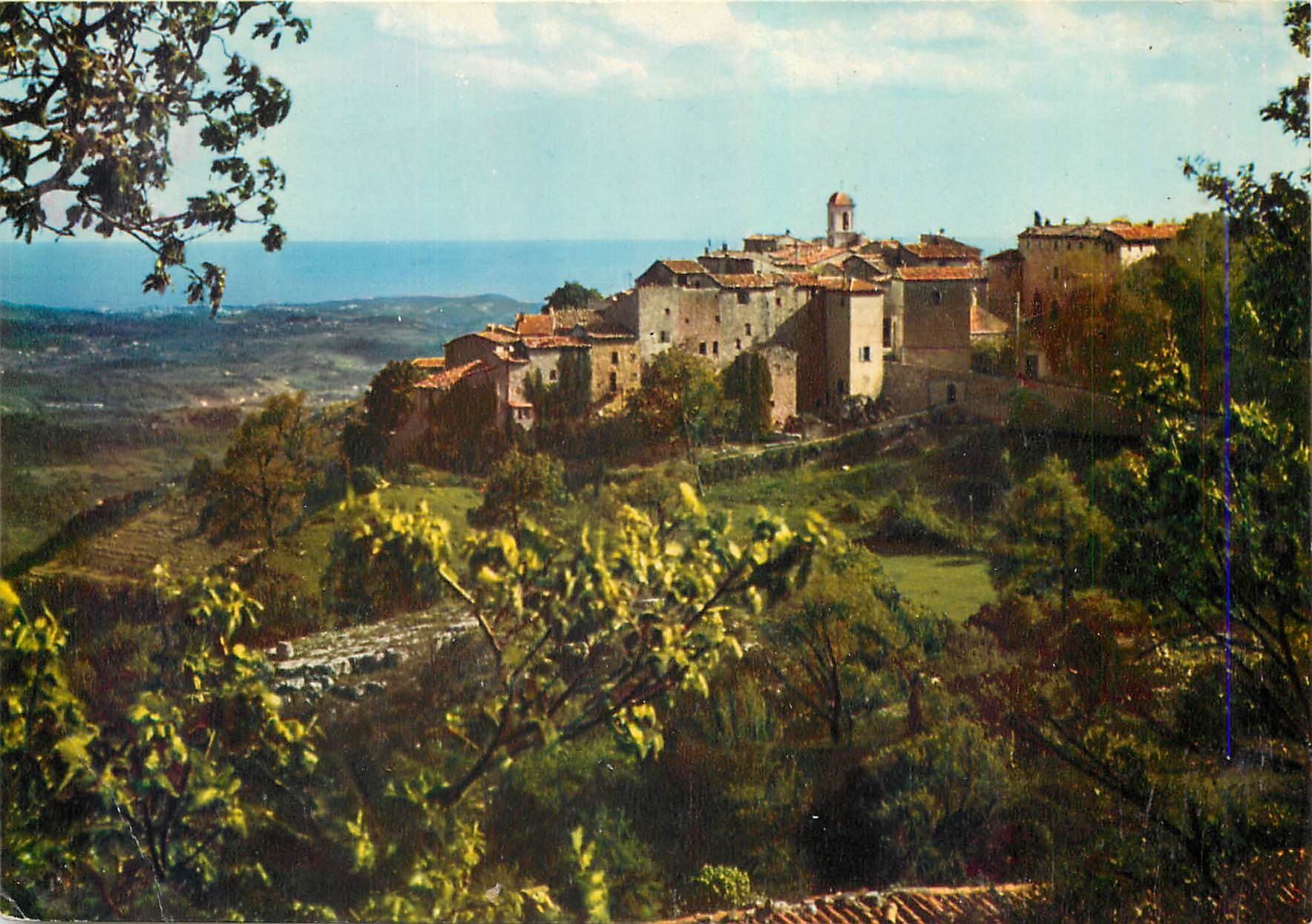 CPM Gourdon Le pittoresque village perche au sommet de la montagne au fond la mer 