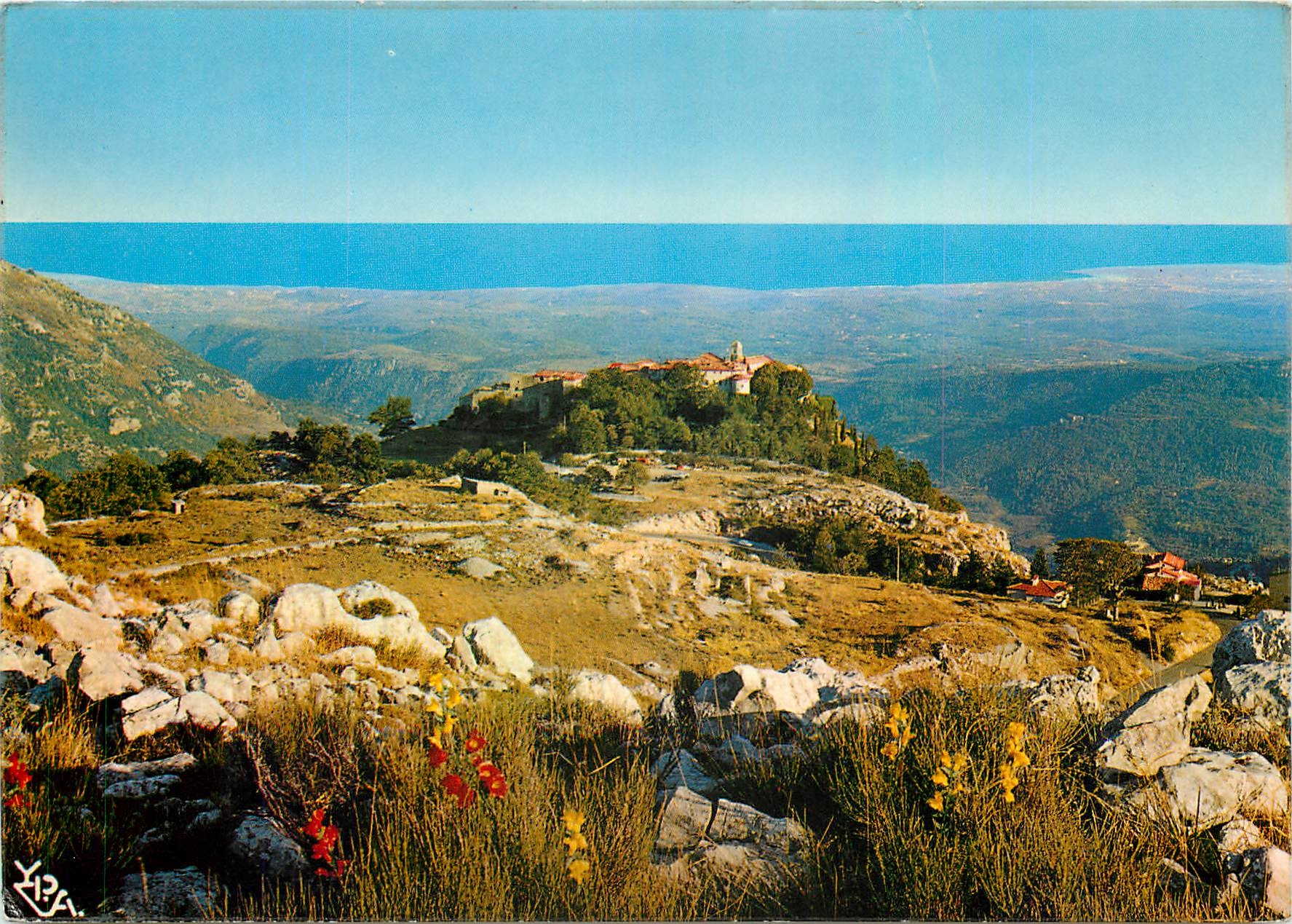 CPM Gourdon Le village et sa vue sur le cap d'Antibes