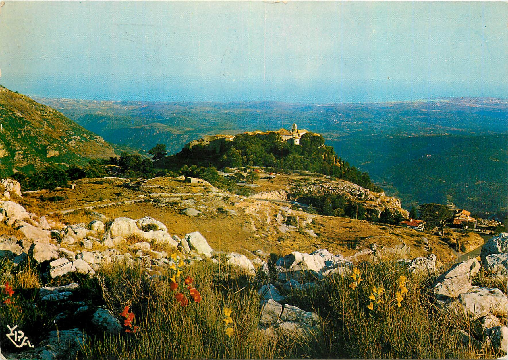 CPM Gourdon Le village et sa vue sur le cap d'Antibes