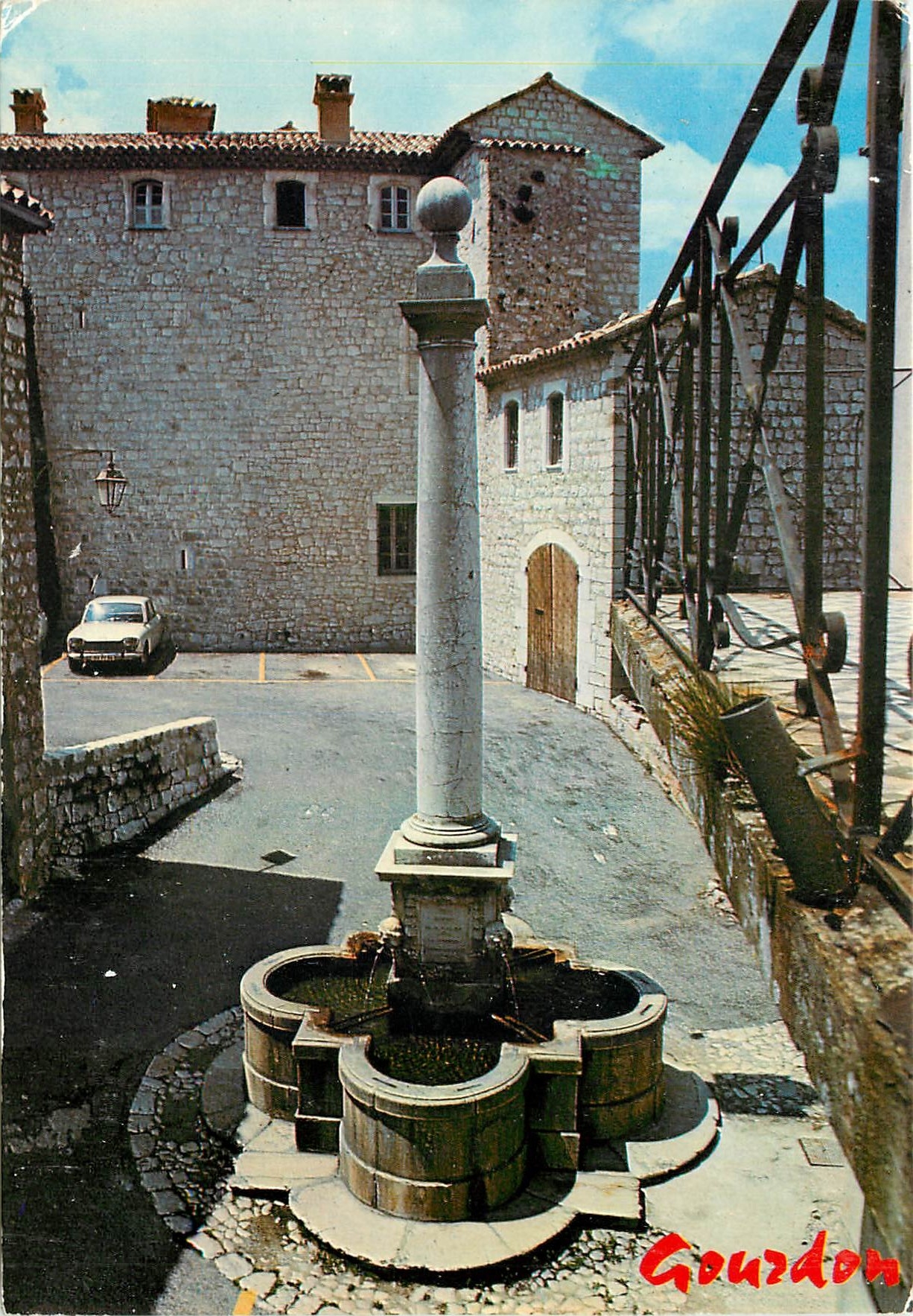 CPM Gourdon Alpes Maritimes Vieux village feodal bati en nid d'aigle dominant les Gorges du Loup 