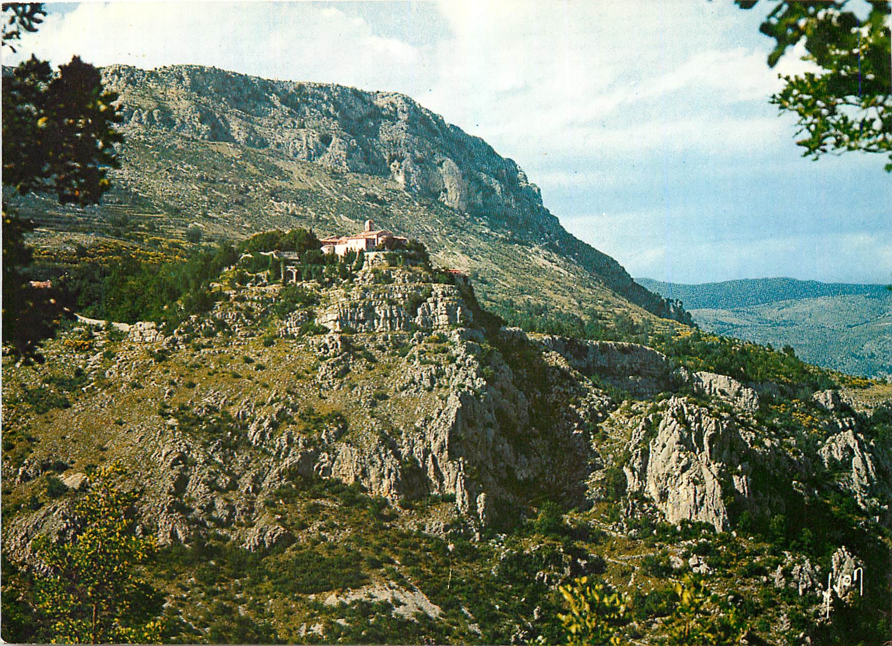CPM Gourdon La Sarrazine Alpes Maritimes Village perche a la Pointe d'un Eperon rocheux et le Chemin