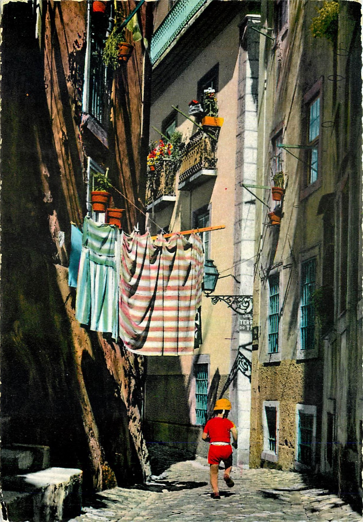 CPM Lisboa Rue typique d'Alfama 