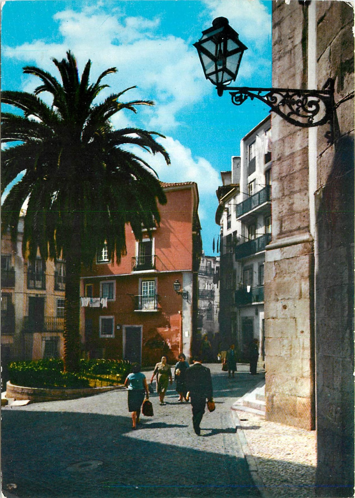 CPM Lisboa Portugal Rua tipica de Alfama