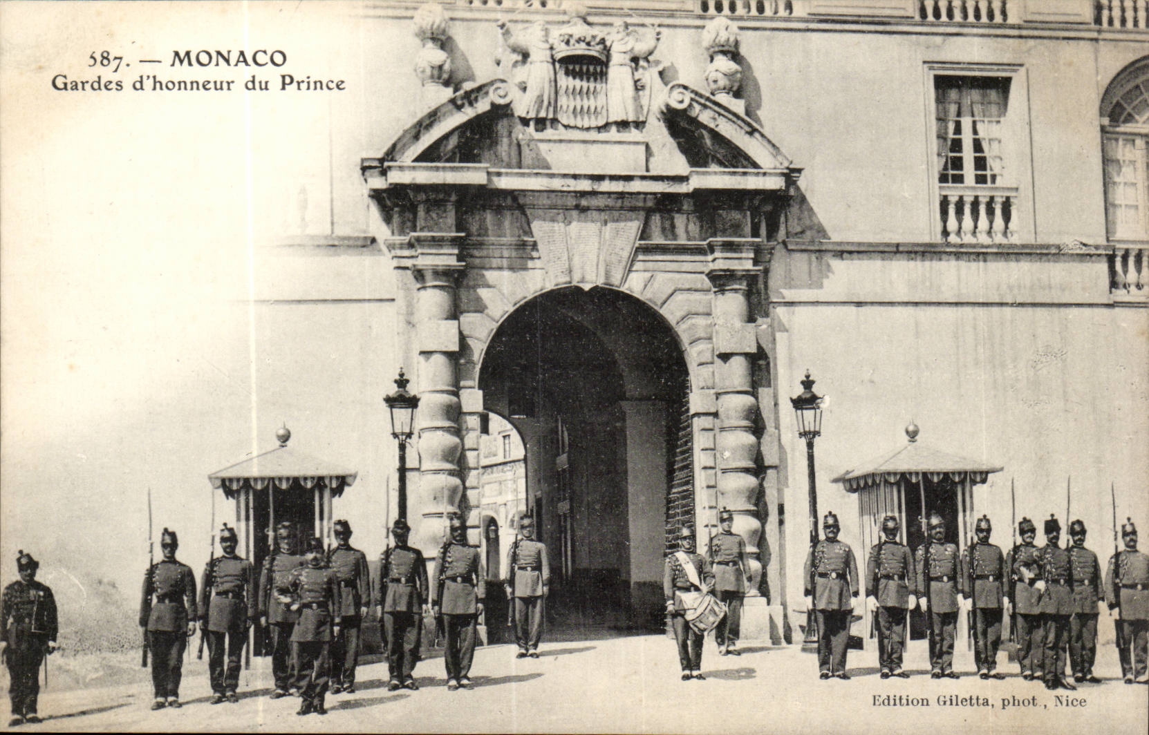 Assemble Carlo- Guards of honor of the Prince - CPA