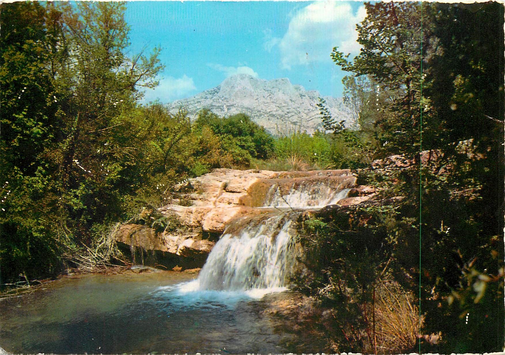 CPM Aix en Provence B d R Cascade au pied de la Montagne Sainte Victoire 