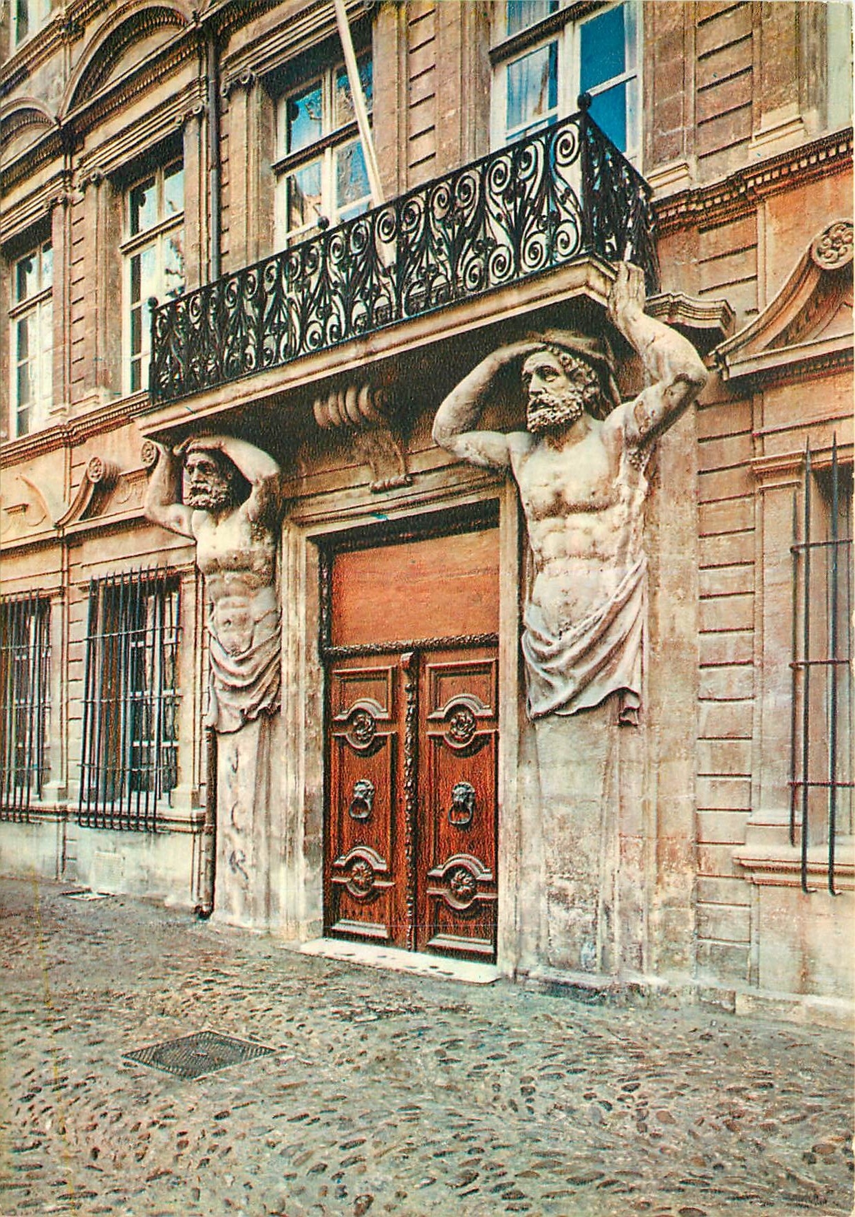 CPM Aix en Provence B du R Hotel de Maurel de Ponteves Les Atlantes