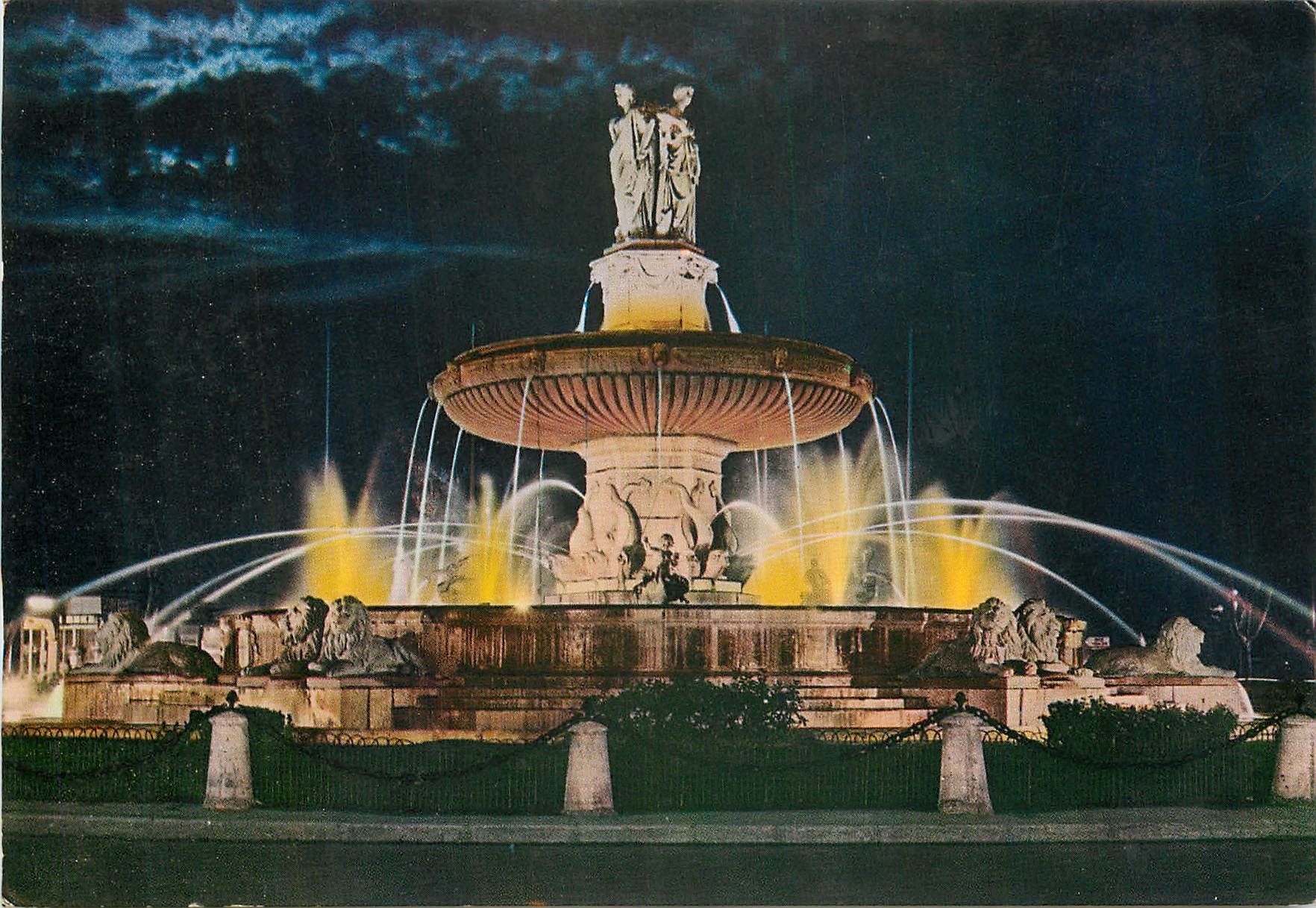 CPM Aix en Provence La grande fontaine sur la Rotonde la nuit