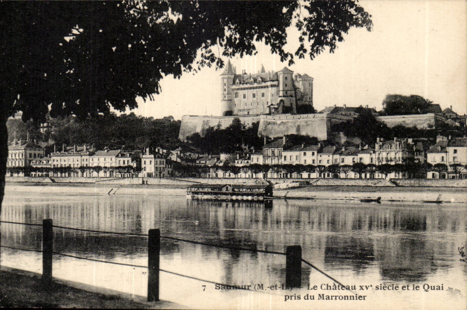 Saumur CPA das Schloss und das Kai des Kastaniebaums