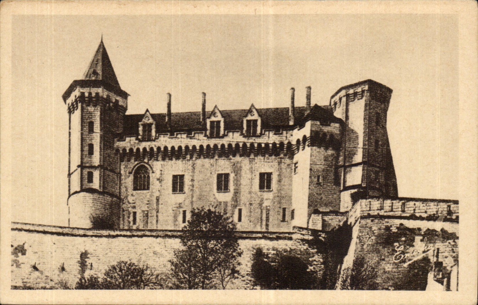 Saumur CPA the Northern castle Frontage