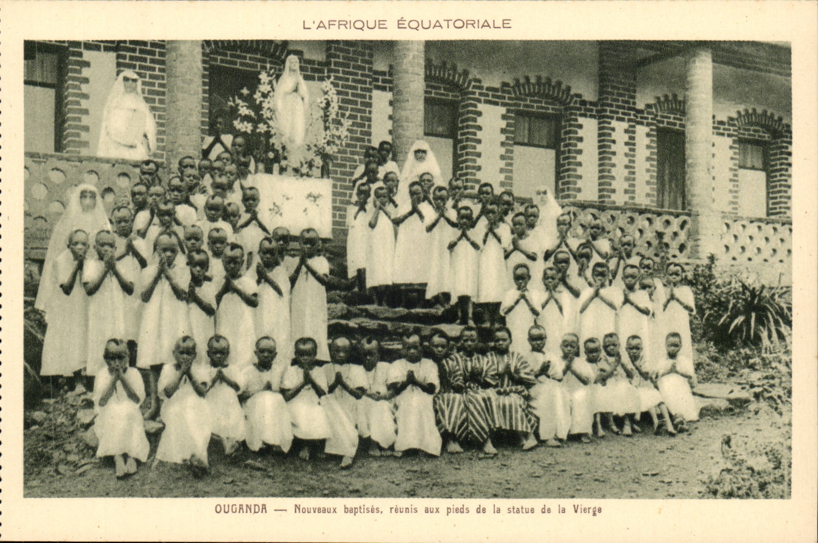 Africa-Africa Uganda Nouveaux baptize joined together with the feet of Statue of the Virgin - CPA