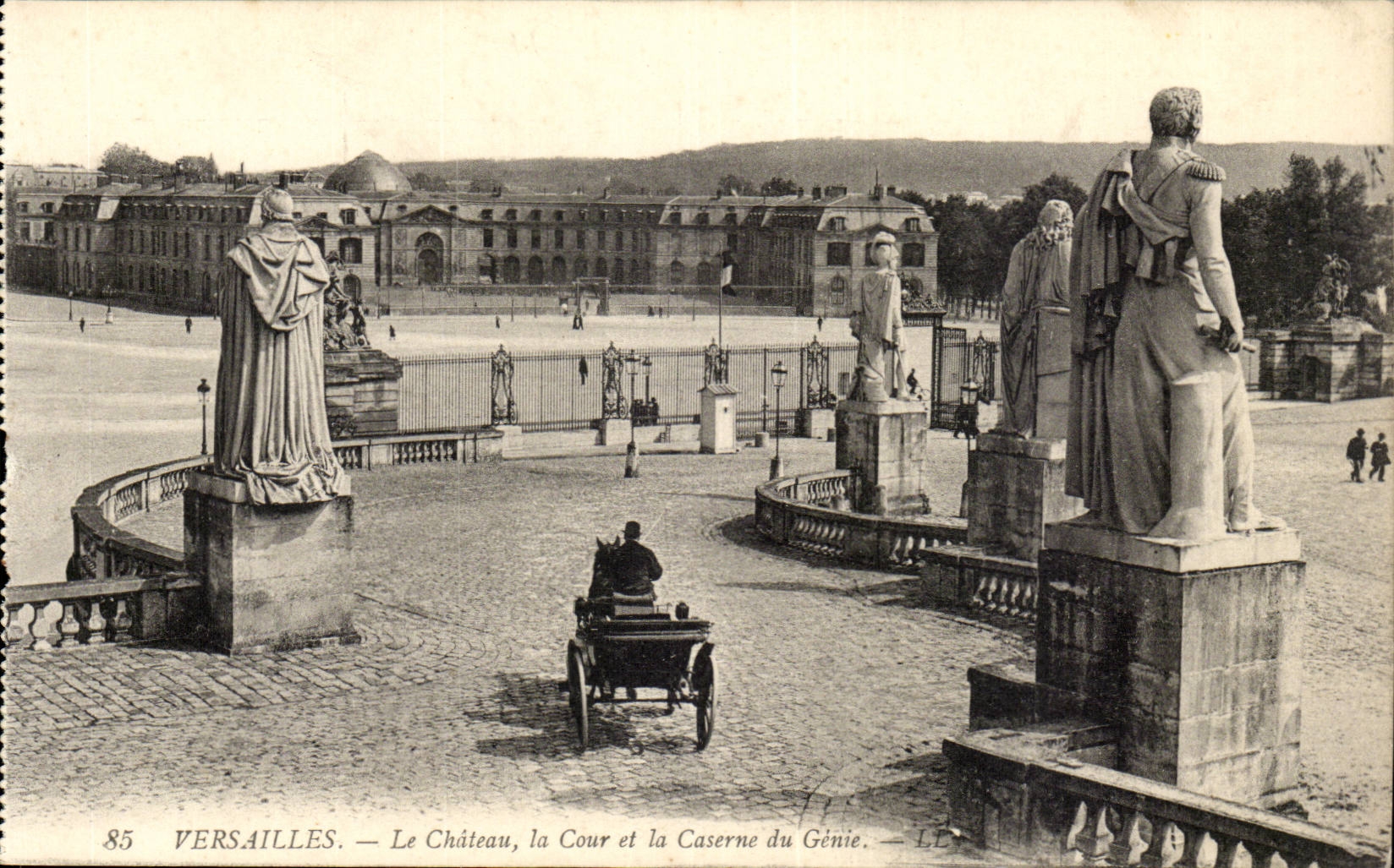 Versailles- Le Chateau la Cour et la Caserne du Genie- CPA
