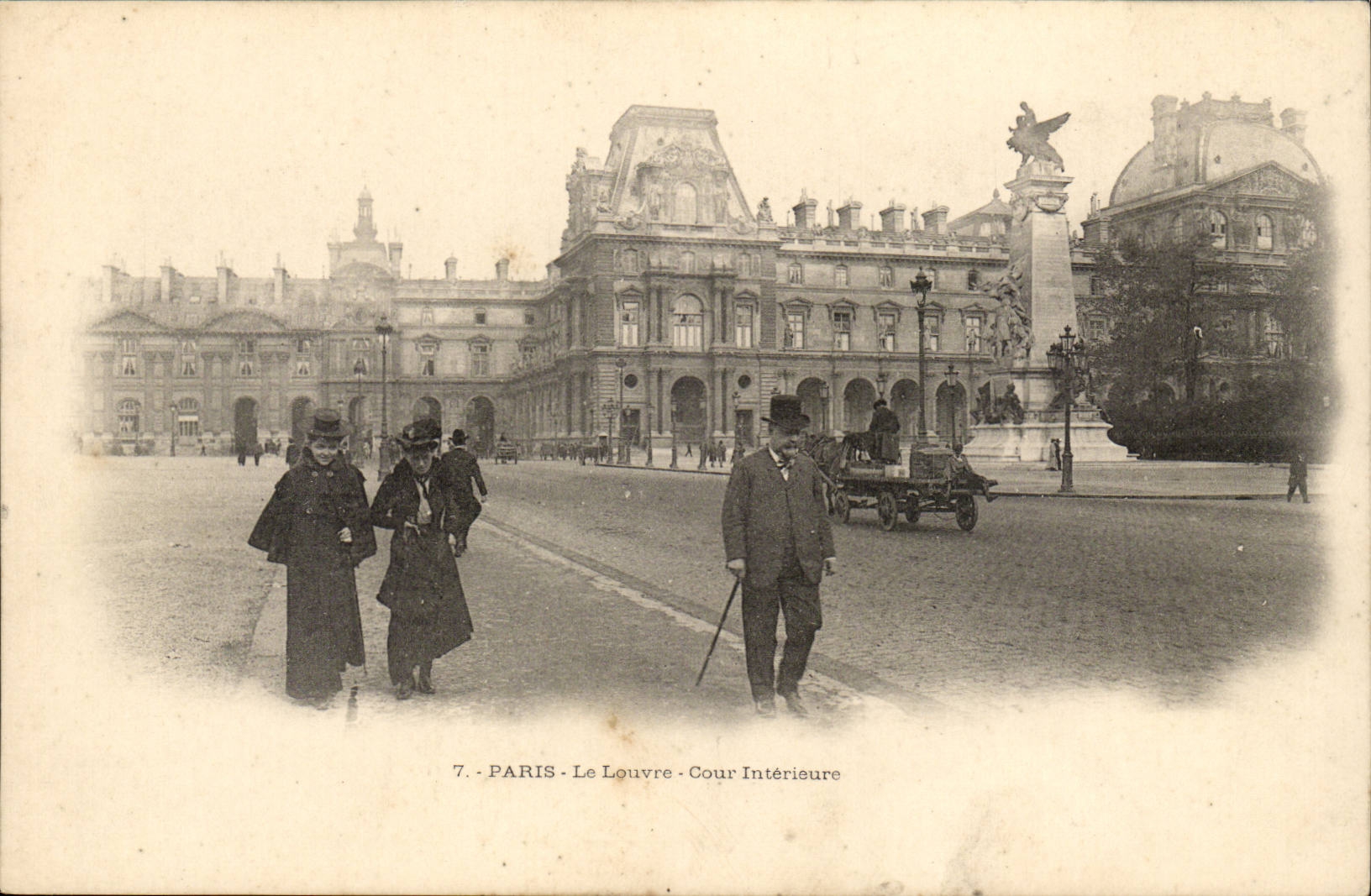 Paris CPA Le Louvre Cour interieure