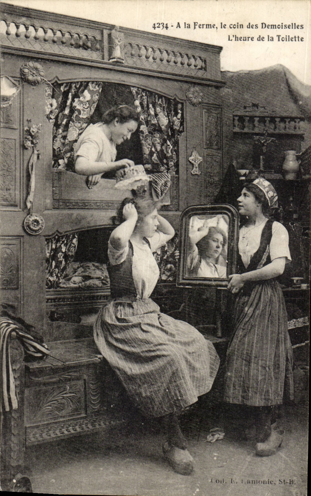 CPA With the farm the corner of the young ladies the hour of the toilet (folklore costume)