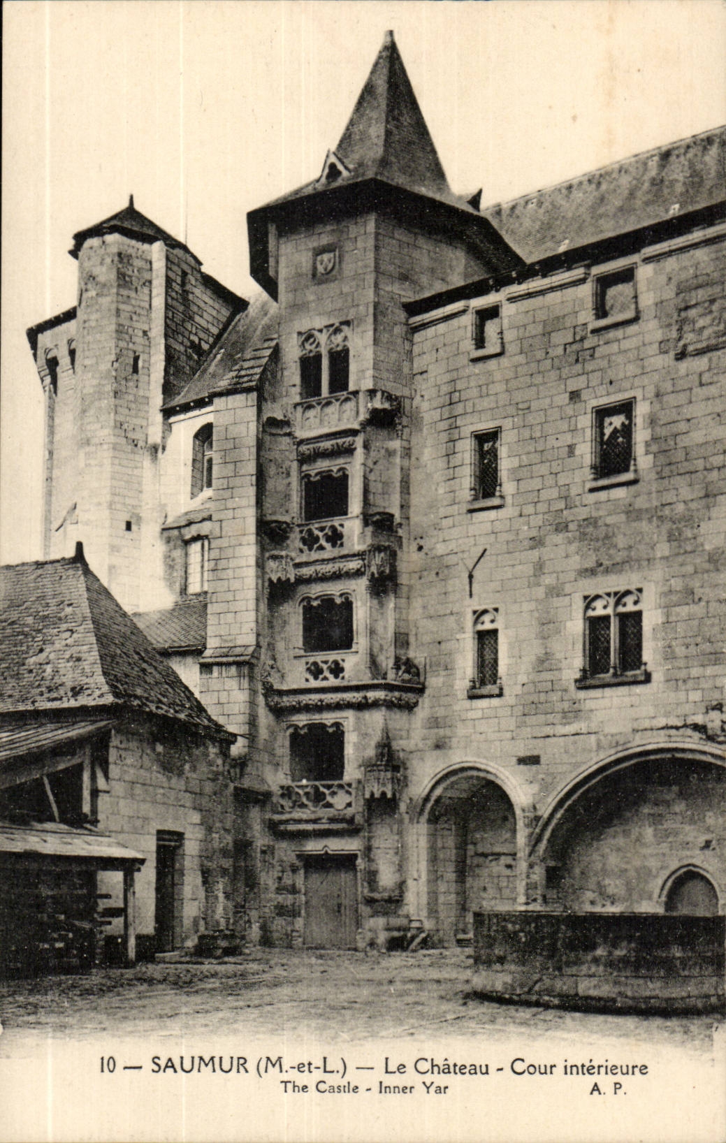 Saumur CPA the castle interior court