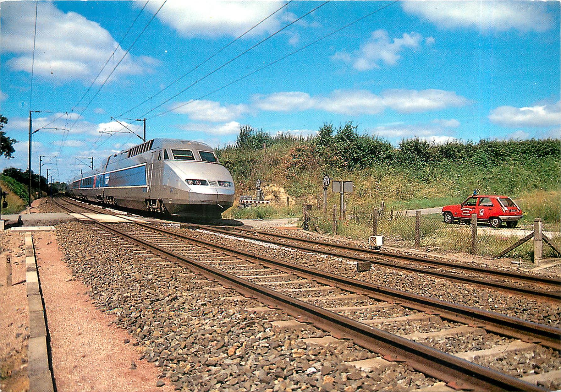 CPM La Chapelle Anthenaise Ligne de Paris a Brest TGC assurant le train 8622 au PN 151