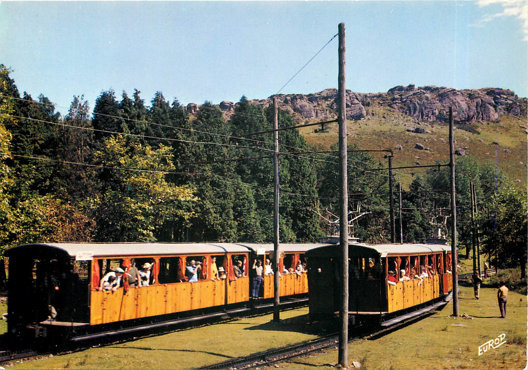 CPM La Rhune Le croisement des trains a la descente au plateau des 3 fontaines