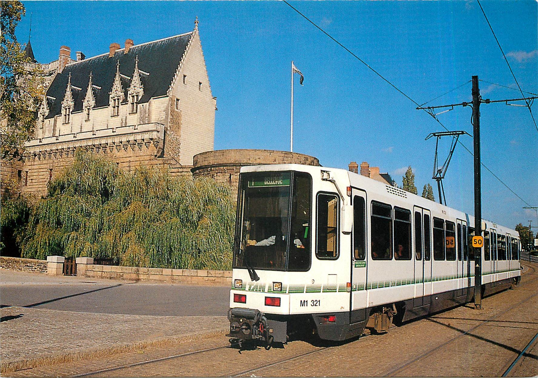 CPM Nantes Loire Atlantique Le tramway moderne devant le château des Ducs de Bretagne Ligne 1 Beaujo