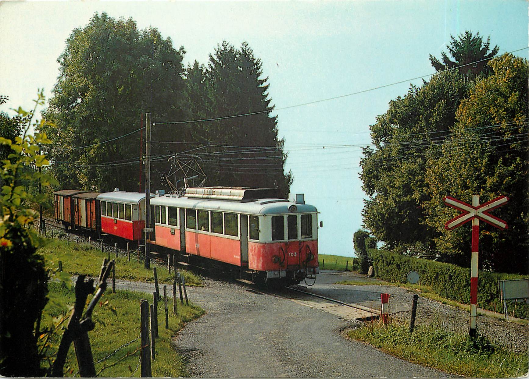 CPM Chemin de fer electrique Veveysan Sur le parcours de Blonay a Chamby un train mixte Blonay Chamb