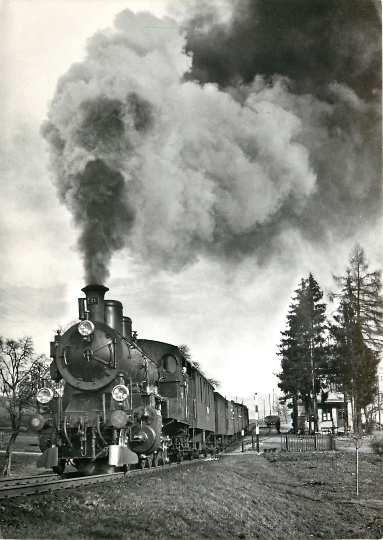 CPM ED 4 5 mit Pesonenzug in Burghalden