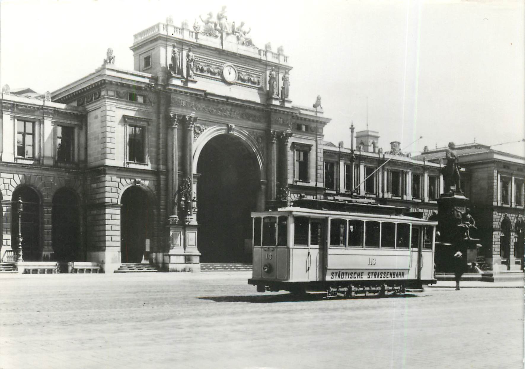CPM Zurich Motorwagen CE 2 2 113 auf dem Bahnhofplatz Zurich