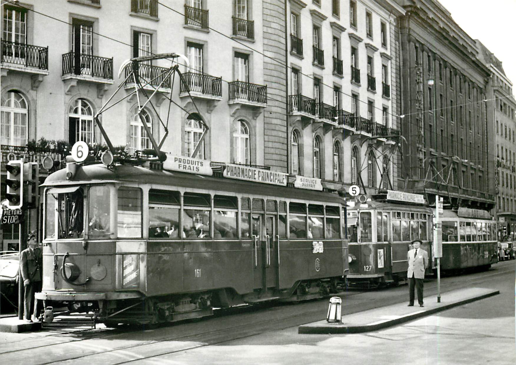 CPM En attendant le feu vert au quai du Mont Blanc Lausanne