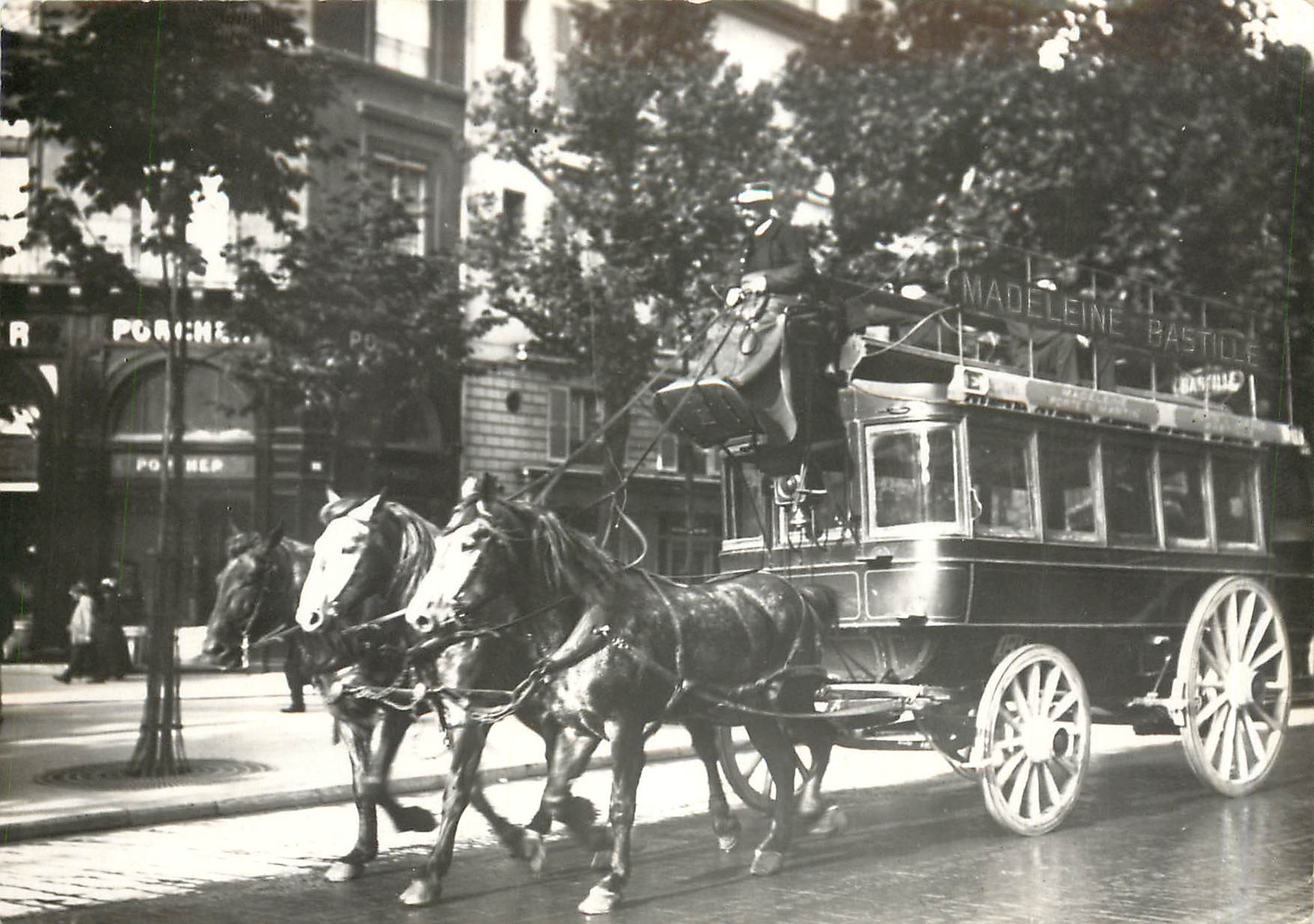 CPM Paris 1900 La Madeleine Bastille a son depart 