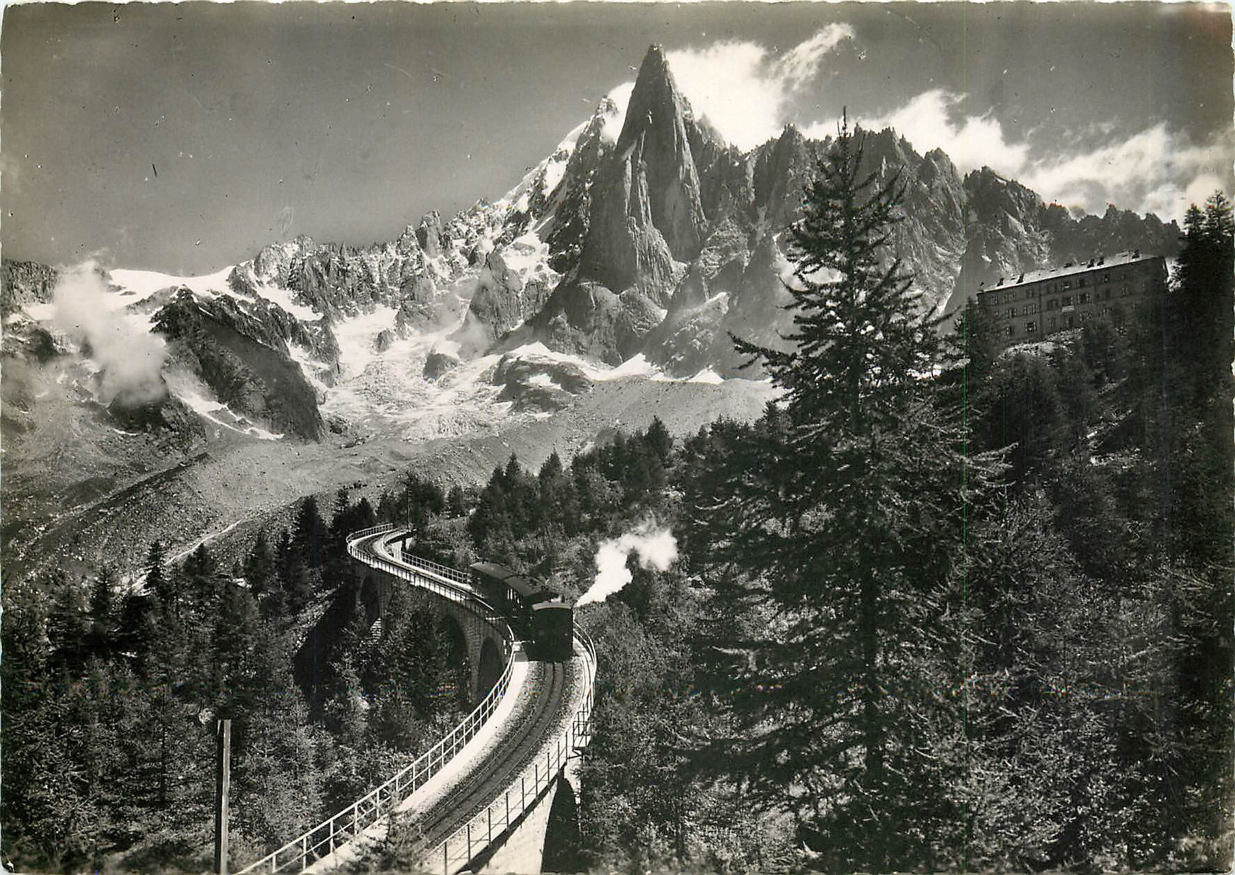 CPM Massif du Mont Blanc Le chemin de fer a cremaillere et l'hotel du Montenvers dans le fond l'aigu