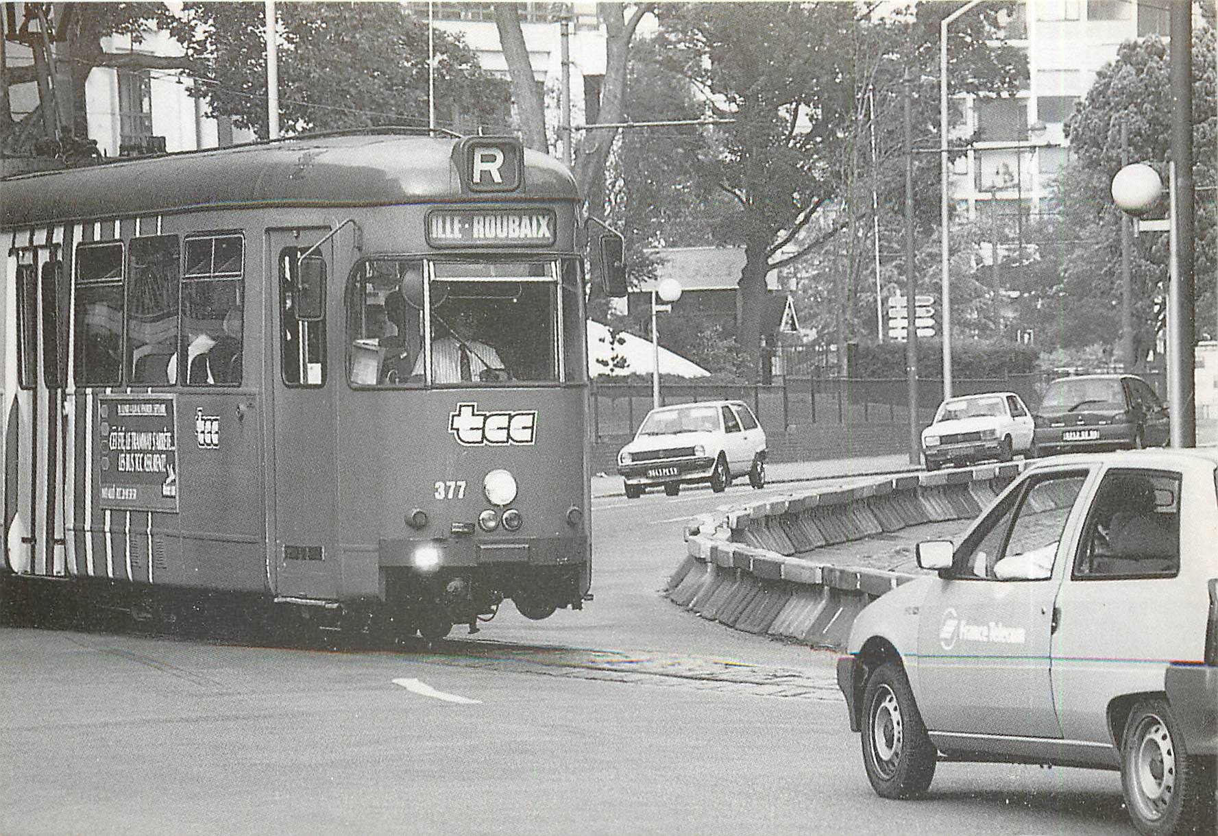 CPM Gros plan sur le Mongy Tramway articule Duwag 377 coupant l'avenue Jean Jaures a Roubaix