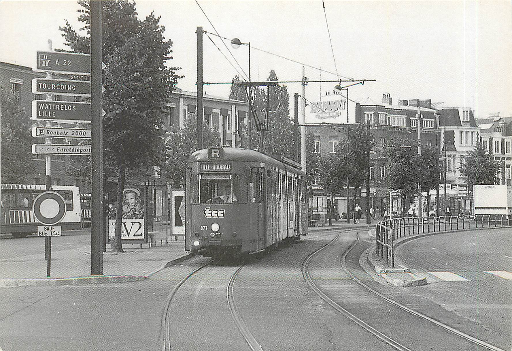 CPM Gros Plan sur le Mongy Tramway articule Duwag 377 au terminus de Roubaix  Juin 1993
