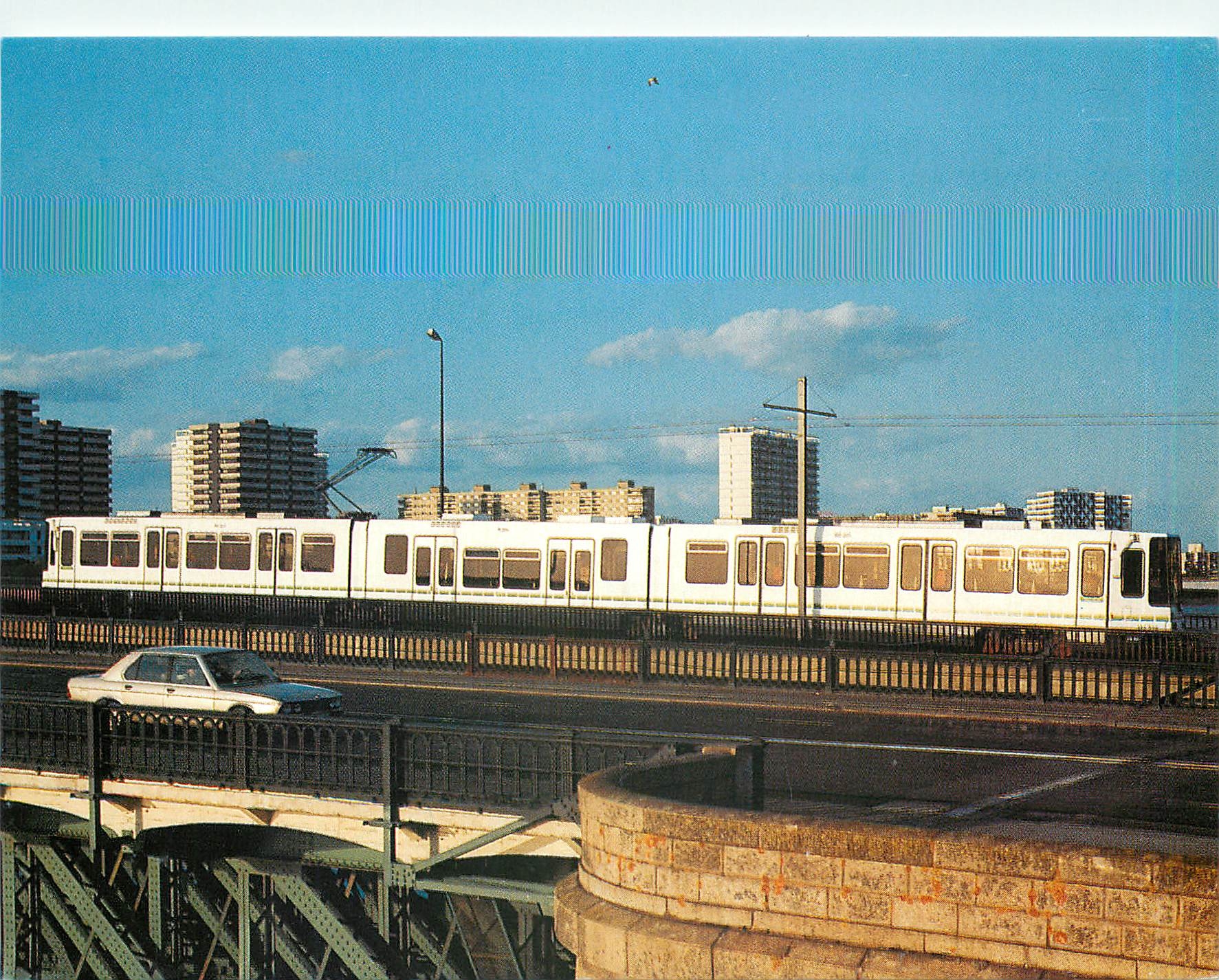 CPM Pont de Pirmil Le nouveau Tramway nantais franchit la Loire