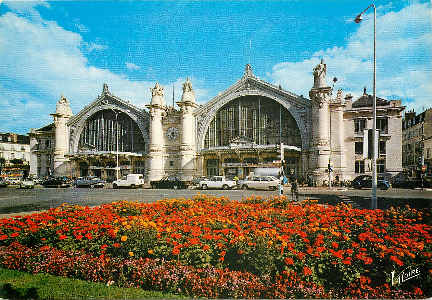 CPM Tours Indre et Loire La gare place du general Leclerc