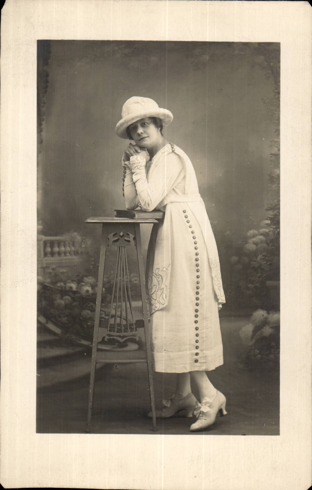 Is CPA Real photo Louise Chantelot 27 years old born Chappellier 1913? (elegant woman)