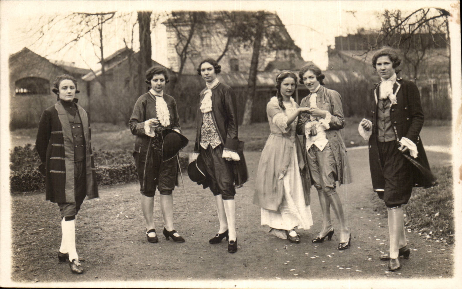 CPA Real photo Jeanne DElporte Leone Haffemayer Lucienne Stevenard Denis Nou Nat Ida Aubard Let us embrace Folleville