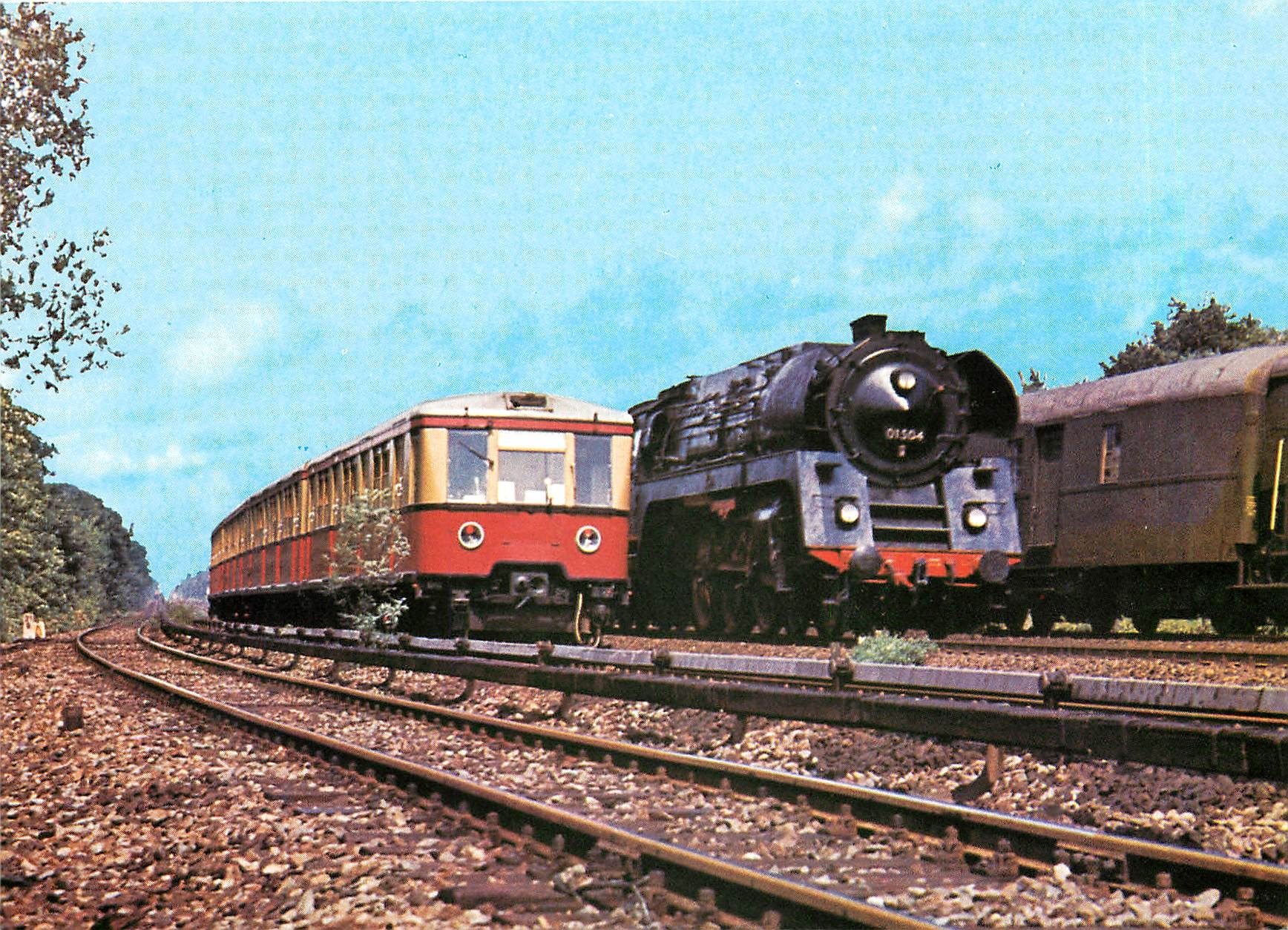 CPM S-Bahntriebwagen der Baureihe 276 (Olympiazug) begegnete am 14.7.68 der Schnellzuglokomotive