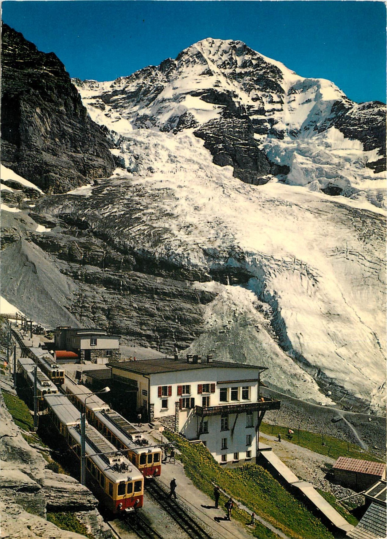 CPM Eigergletscher (2320m) mit Moench (4105m) Station der Jungfraubahn