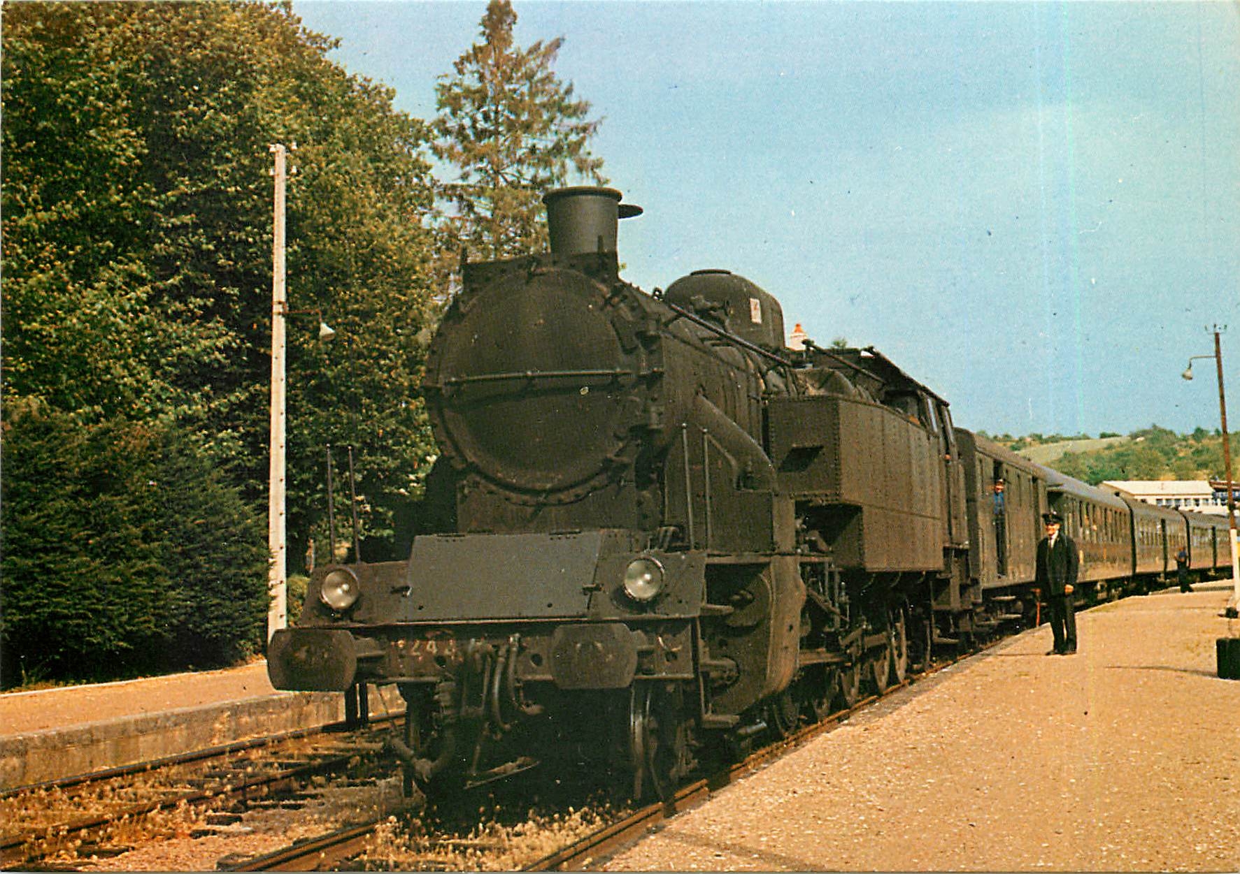 CPM En gare de Vermenton une 242-TC du depot de Laroche-Migennes remorque l'express 2051 compose de