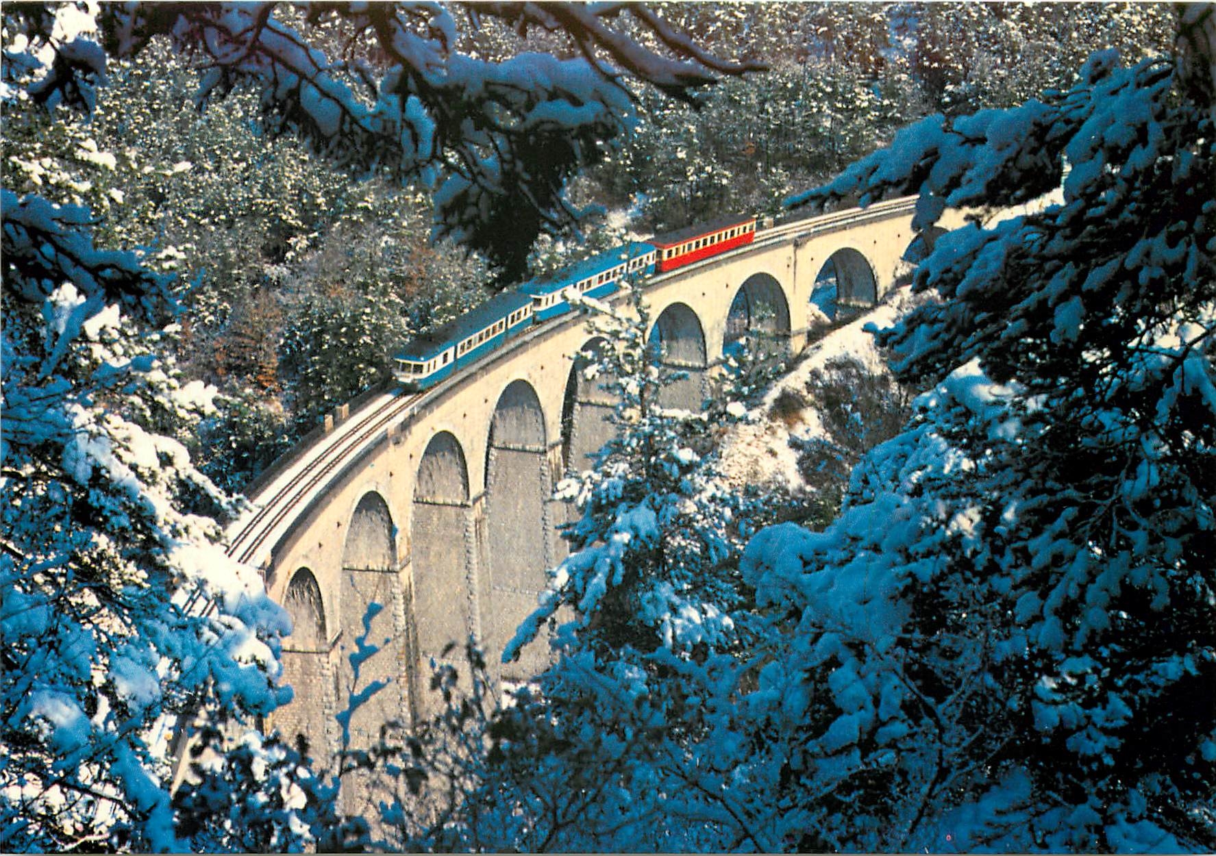 CPM Un couplage d'autorails X-2800 avec remorque rouge