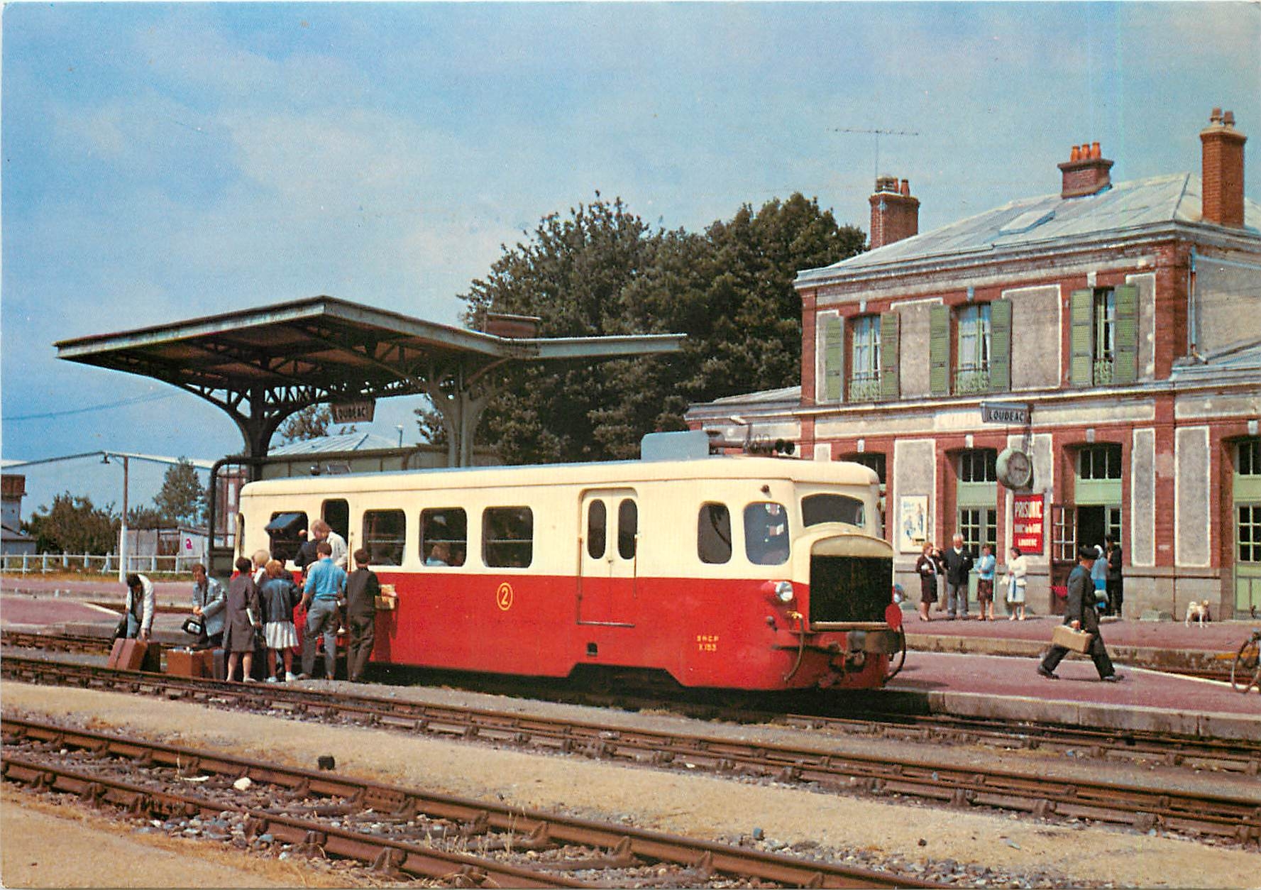 CPM En gare de Loudeec voici l'aurotail Billard A150D1 - X-153 a voi metrique du Reseau - Breton