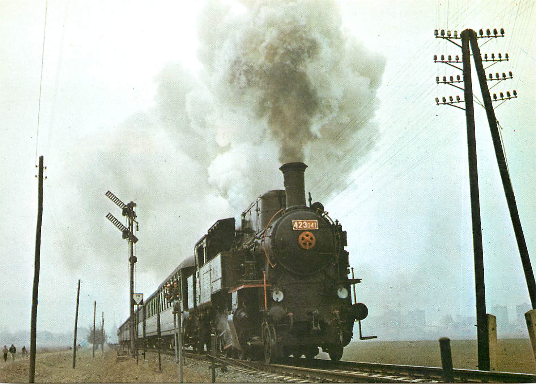 CPM la locomotive 423.041 s'est mise en route en trainant un train historique special