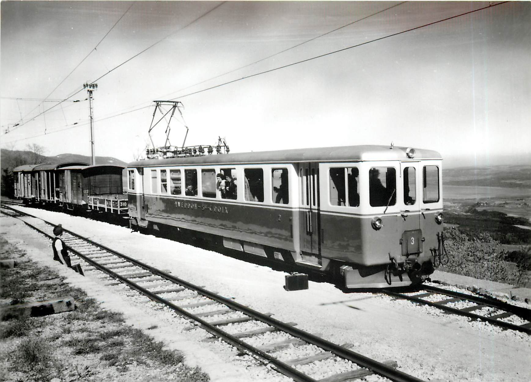 CPM Automotrice ABe 4/4 3 avec wagons a l'halte de "Trois Villes"