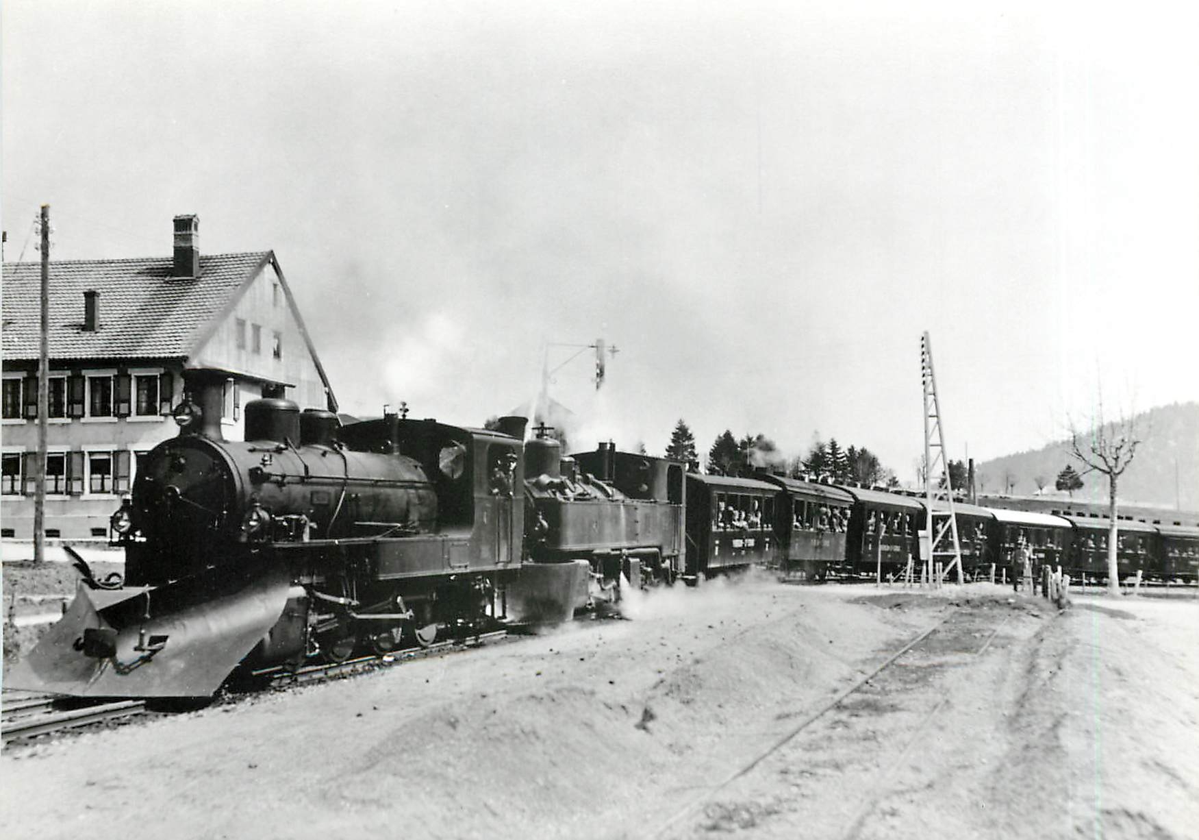 CPM Yverdon - Ste-Croix Un train a l'entree en gare de Ste-Croix 1928
