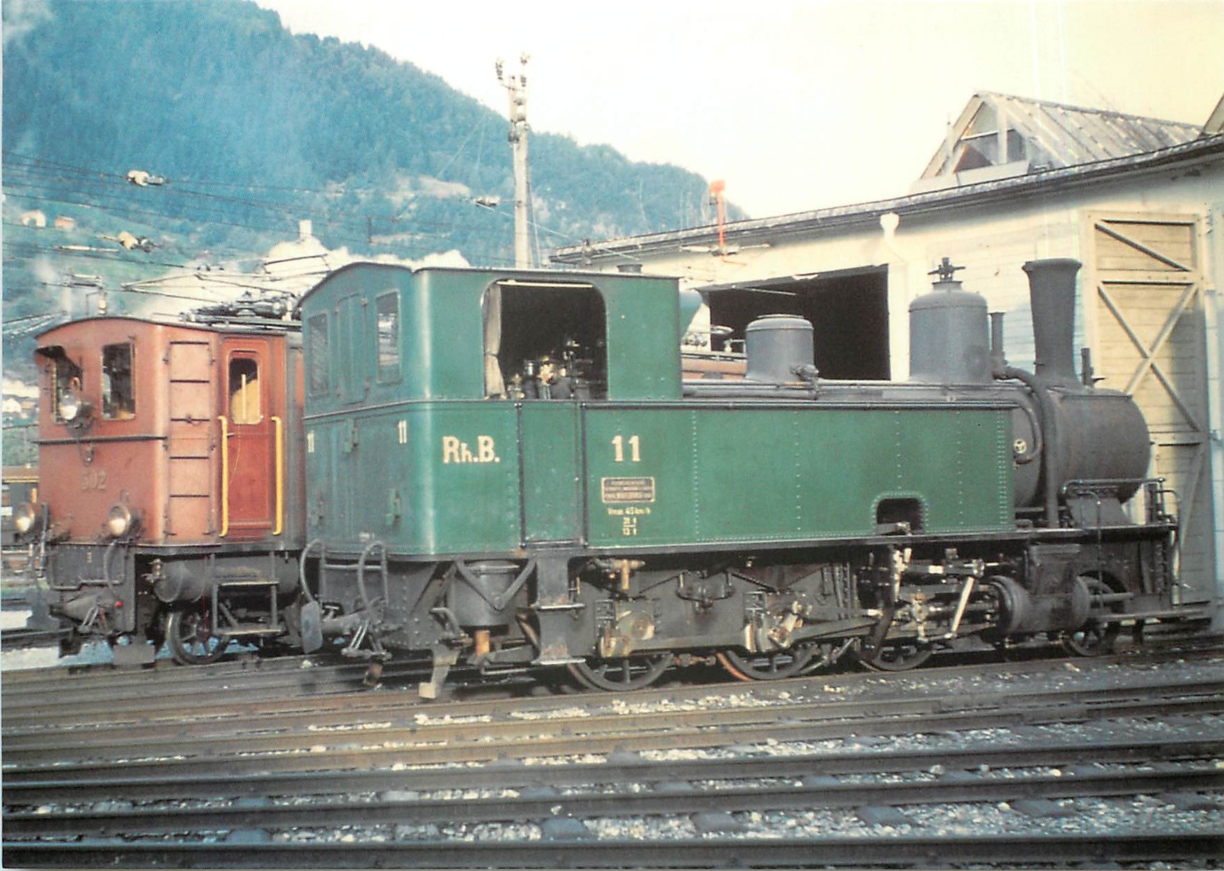 CPM Ge 4/6 302+ G 3/4 11 ''Heidi'' au depot de Landquart 15.10.1966