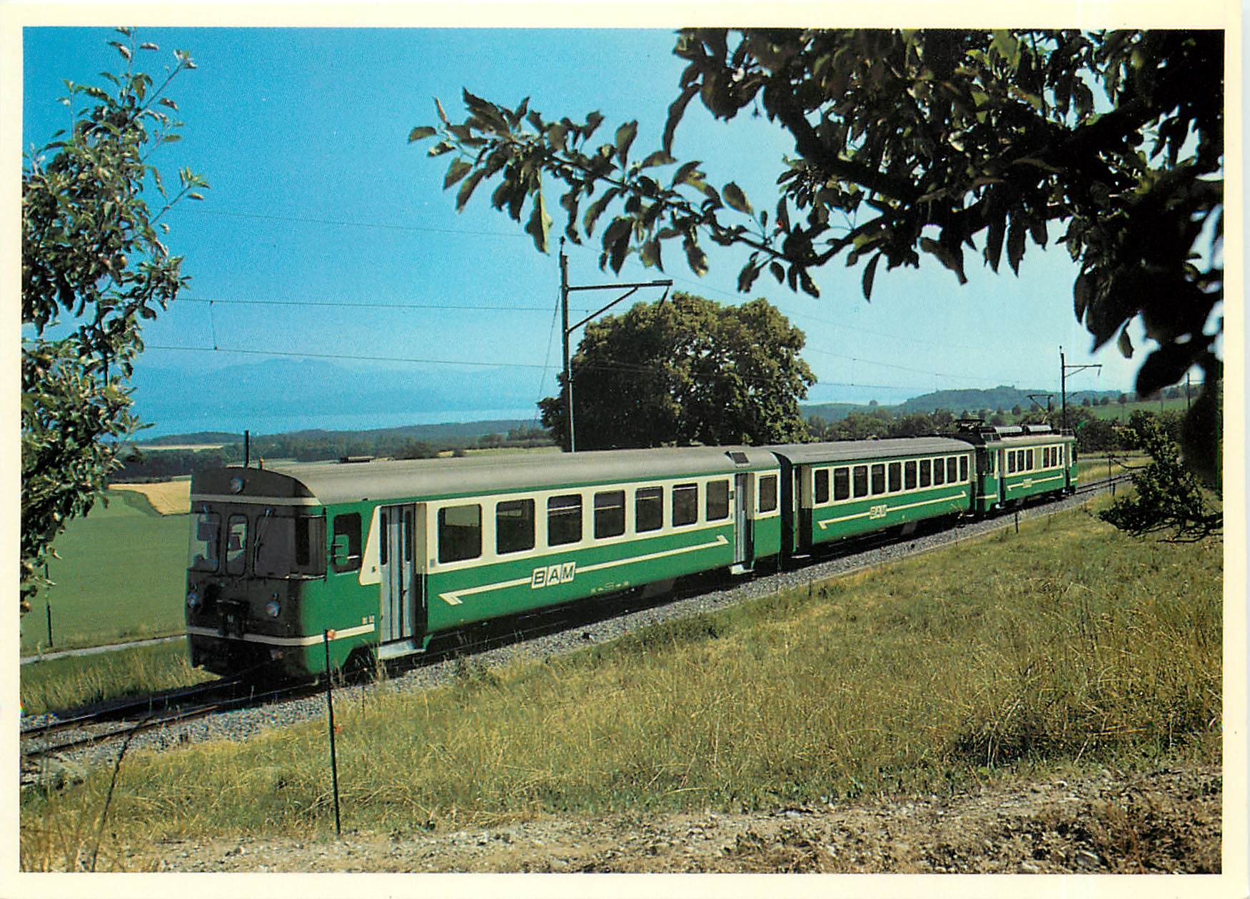 CPM Bt 52 B4 62 et Be 4/4 12 sous le chateau de Chardonney